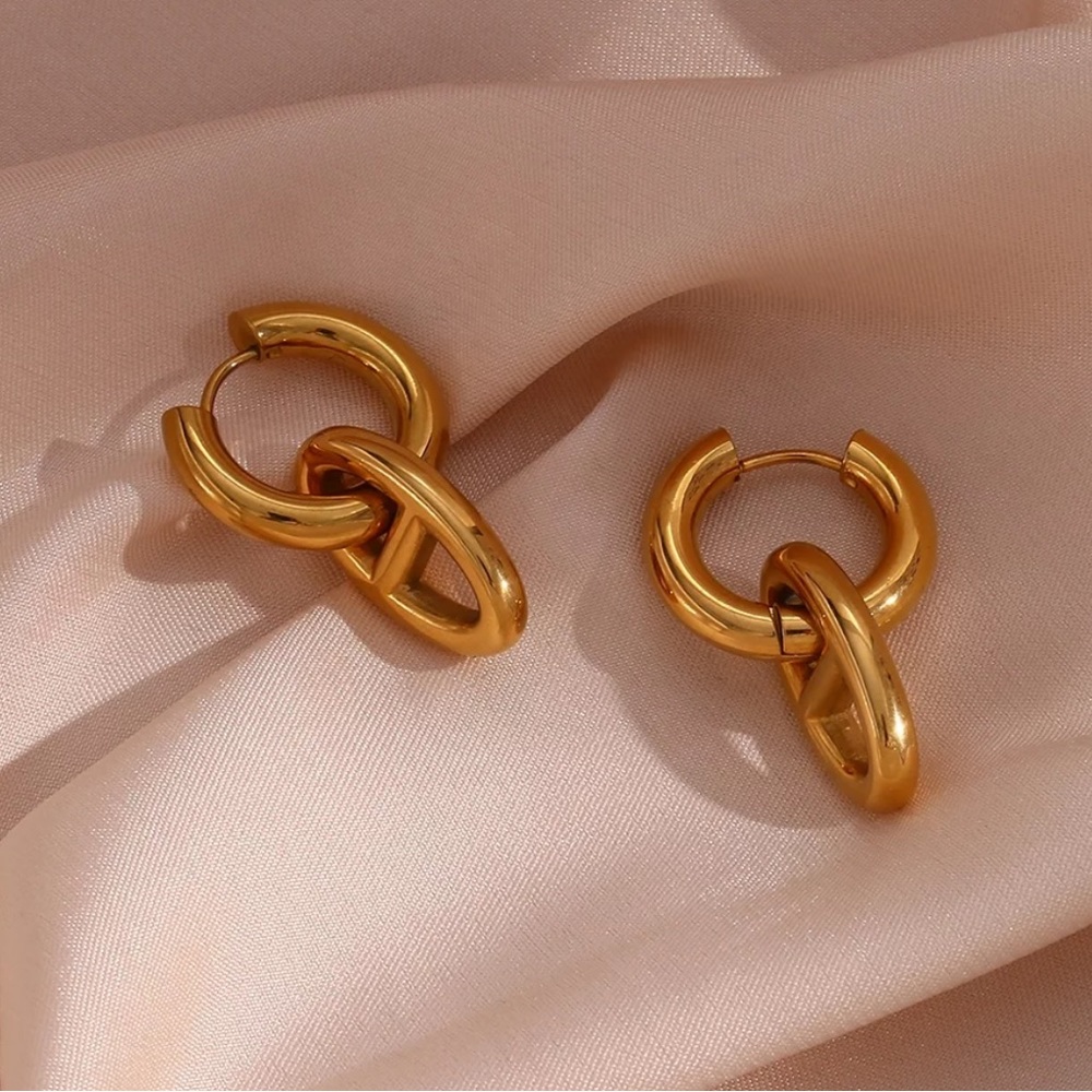 New 18K Gold Pig Nose Shape Hoop Earrings, wonderful Earrings, wow Earrings - Picture 5 of 7